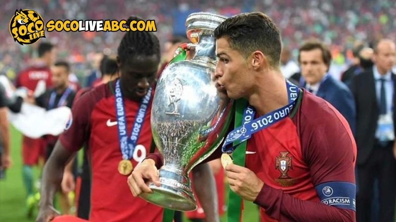 Ronaldo cùng các đồng đội vô địch euro năm 2016